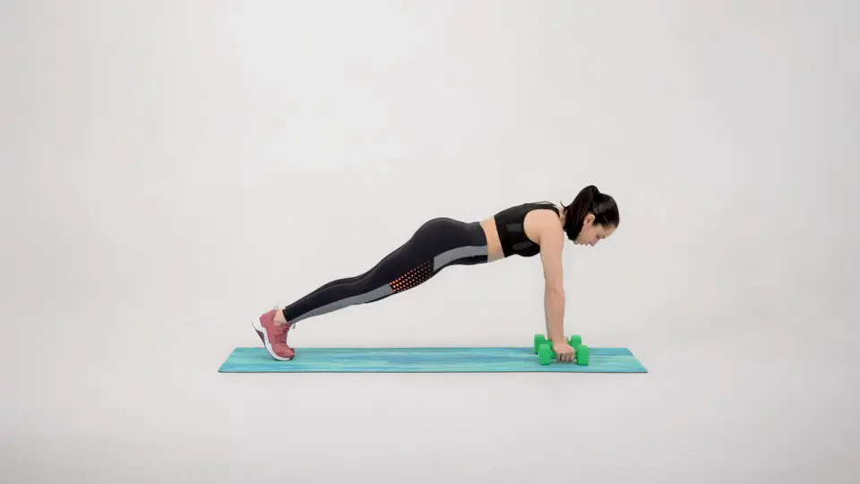 a woman is performing renegate rows_plank dumbbell rows_bra back fat