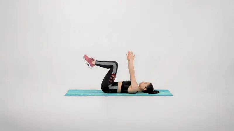a woman is performing dead bug exercise_ab exercises that don’t hurt lower back