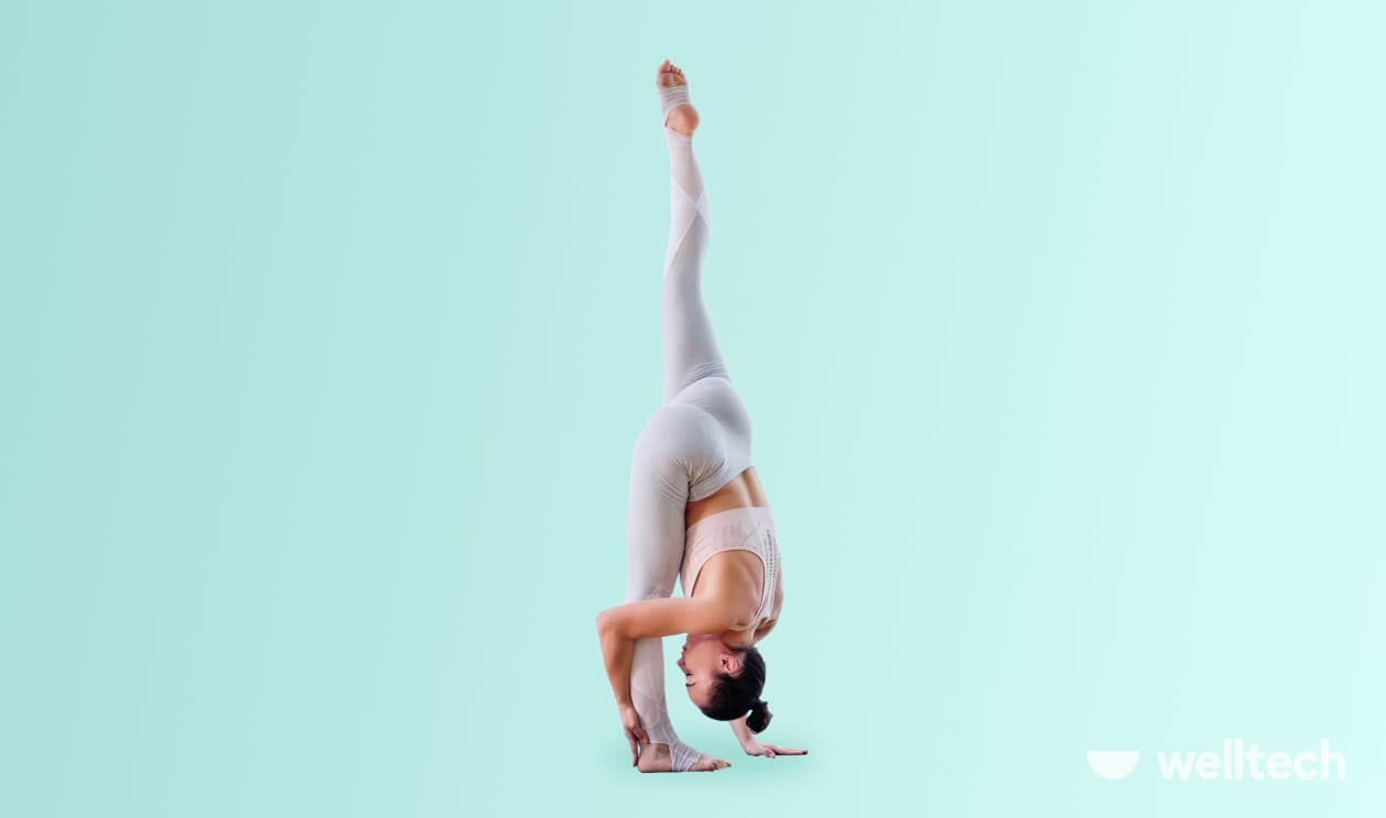 a woman is practicing yoga, doing Standing Splits (Urdhva Prasarita Eka Padasana), splits in yoga