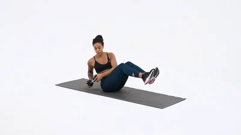 a woman is performing russian twists_beginner dumbbell exercises